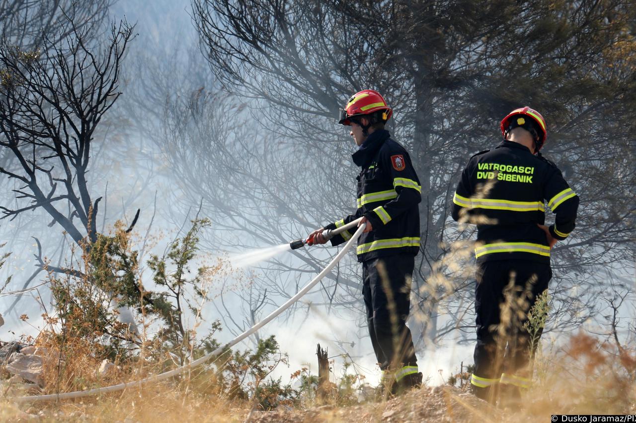 Veliki požar kod Vrpolja uz kopnene snage gase i četiri kanadera