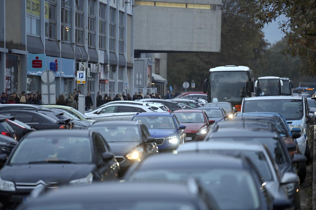 Zagreb: Zbog sajma knjiga nastaju velike gužve u prometu 