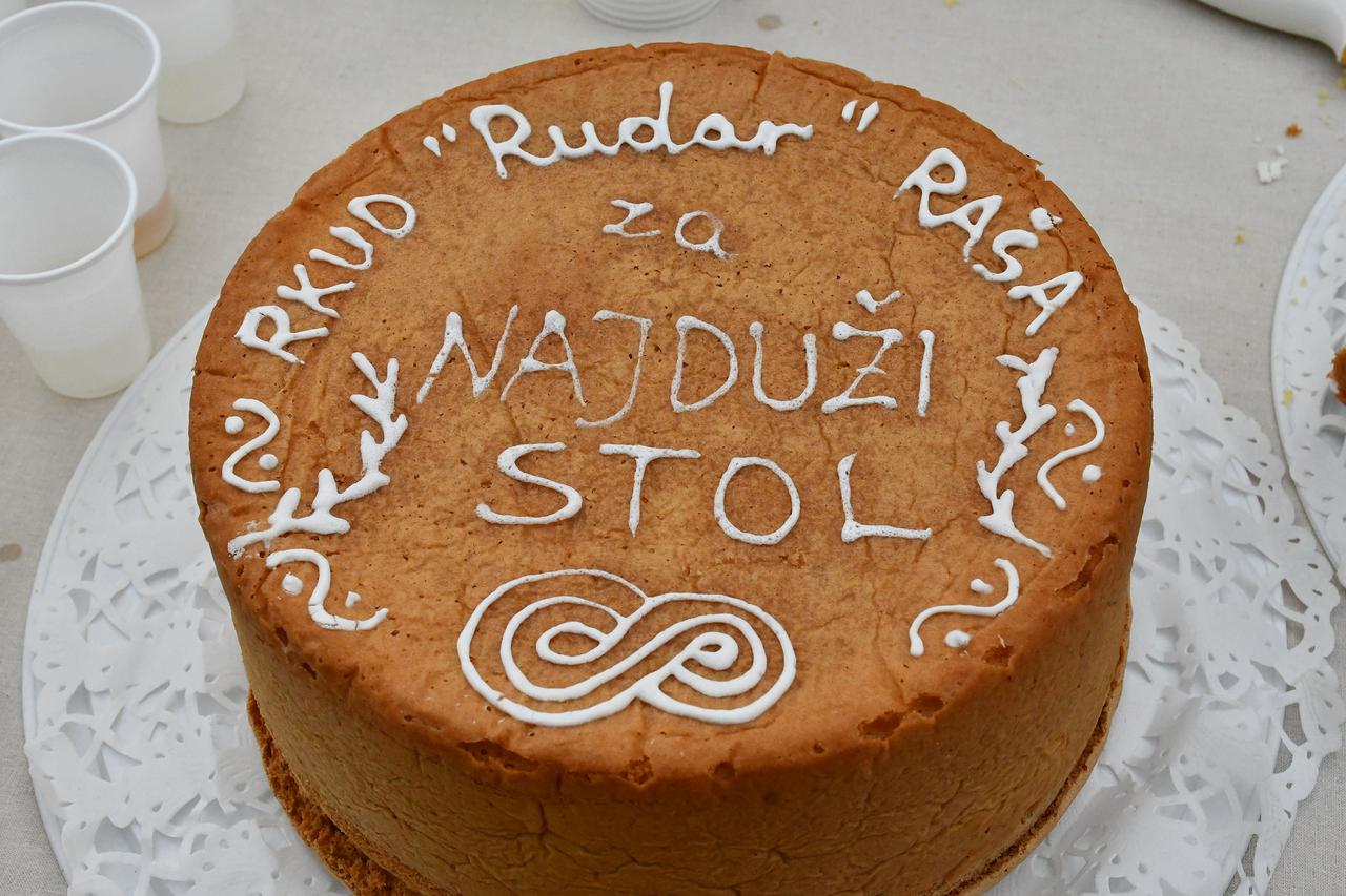 Velika: Tradicionalna gastro manifestacija Najdu​ži stol u Hrvata​