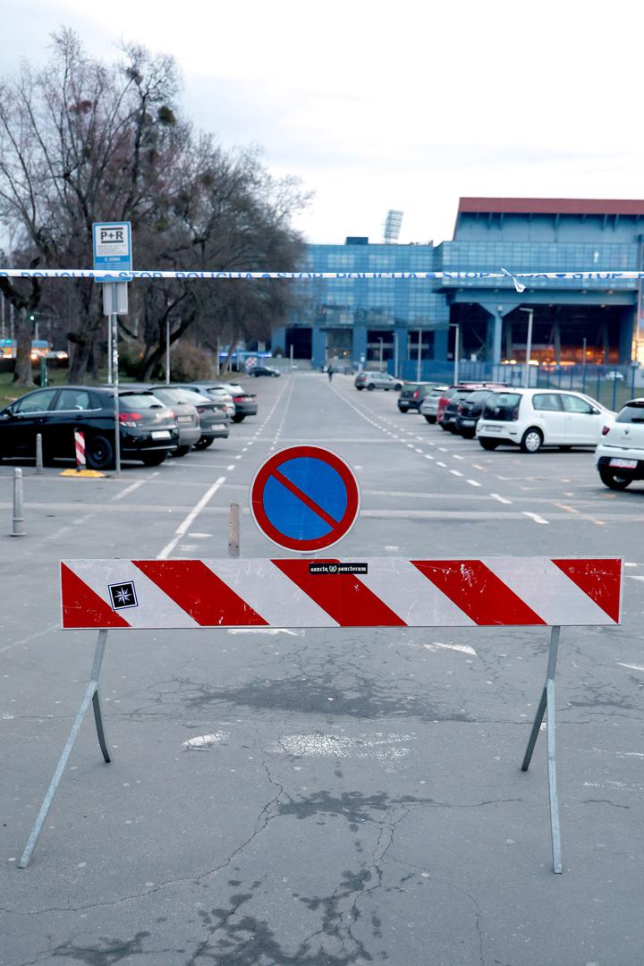 Kao i svakog puta, parkiralište je blokirano iz sigurnosnih razloga, budući da se očekuju veliki broj navijača te autobusi nogometnih ekipa. 