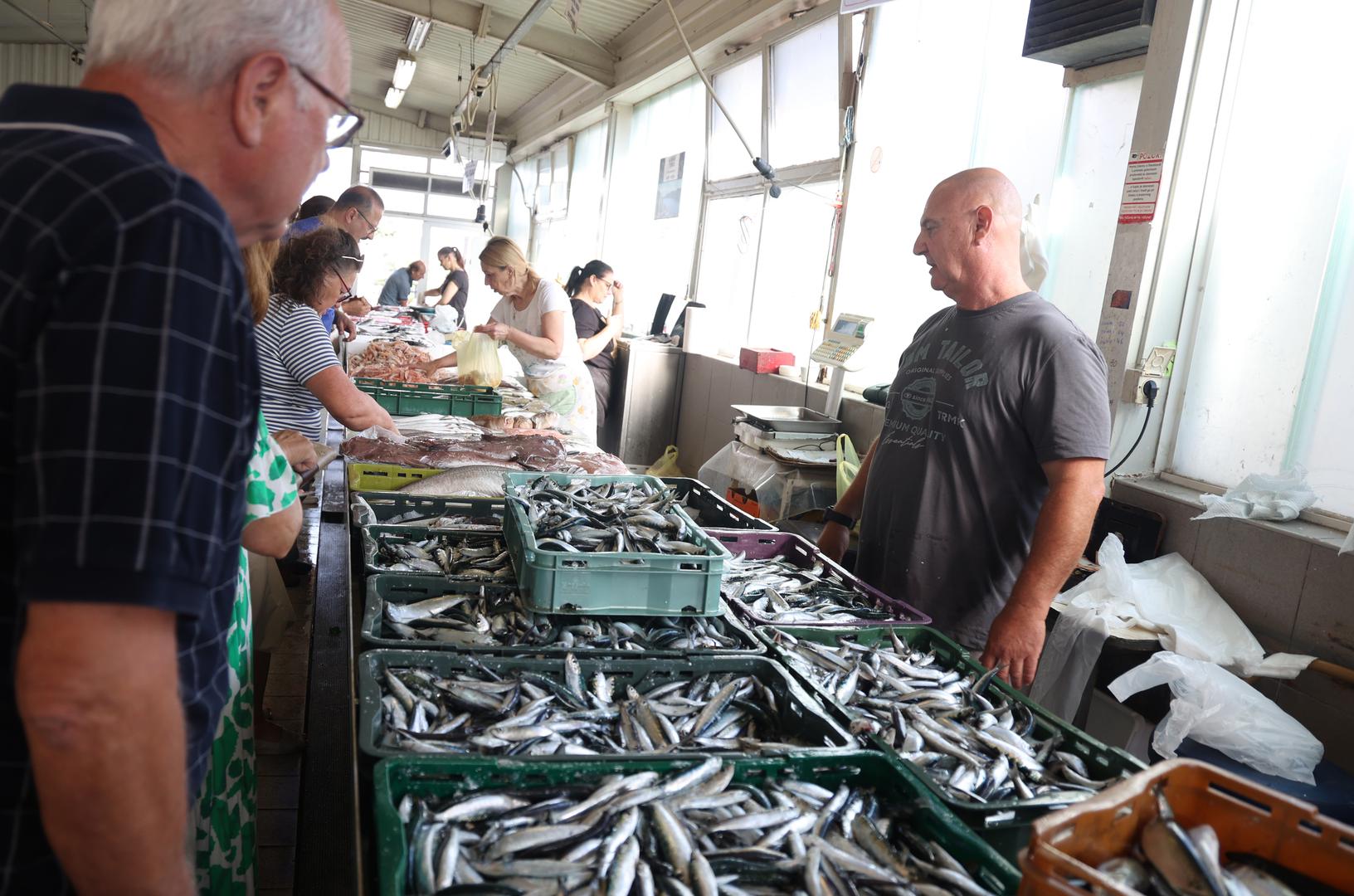 Kao i obično, najveći redovi bilježili su se tamo gdje je cijena najpristupačnija. Za one koji traže brz, tradicionalan i povoljan ručak, srdele su bile apsolutni favorit s cijenom od 5 eura po kilogramu. 
