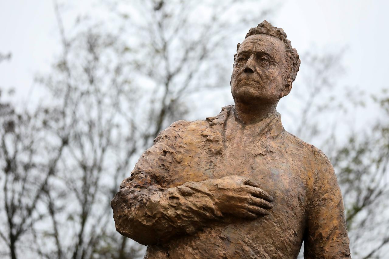 Gotova zlatna statua Franje Tuđmana