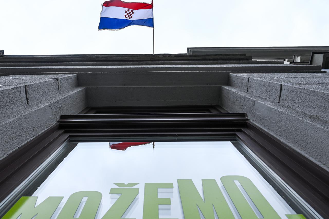 Zagreb: Zastava s prvim bijelim poljem iznad središnjice stranke Možemo