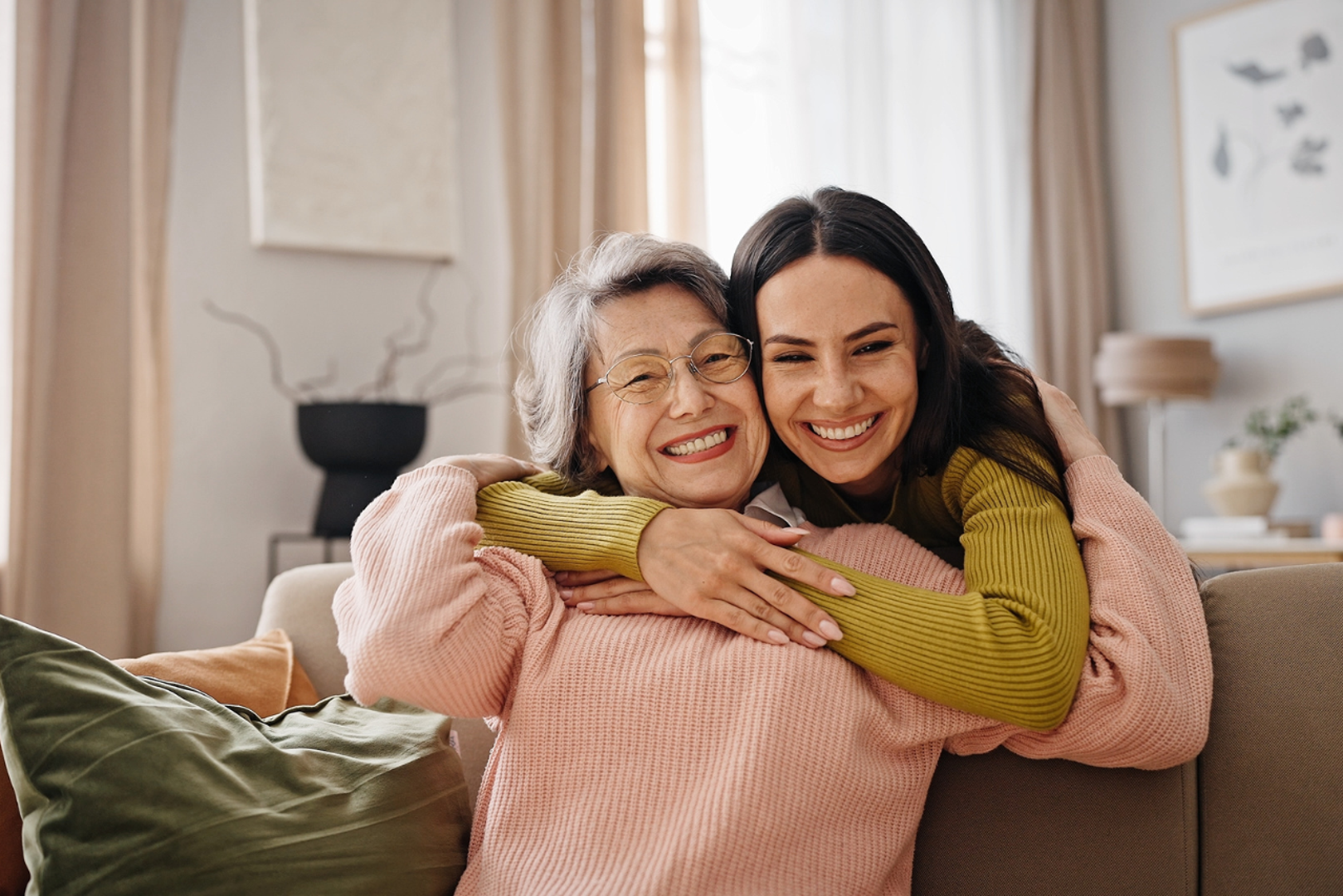 Djevica: Iako ih prati glas perfekcionista, svekrve Djevice ljubav pokazuju djelima, a ne riječima. Iznimno su organizirane i uvijek spremne uskočiti s praktičnom pomoći, od organizacije slavlja do čuvanja unuka. Ponekad mogu djelovati kritično, no njihove primjedbe nisu zlonamjerne, već dolaze iz želje da sve bude savršeno za obitelj. Njezina posvećenost i spremnost da pomogne čine je neprocjenjivim i pouzdanim članom obitelji.