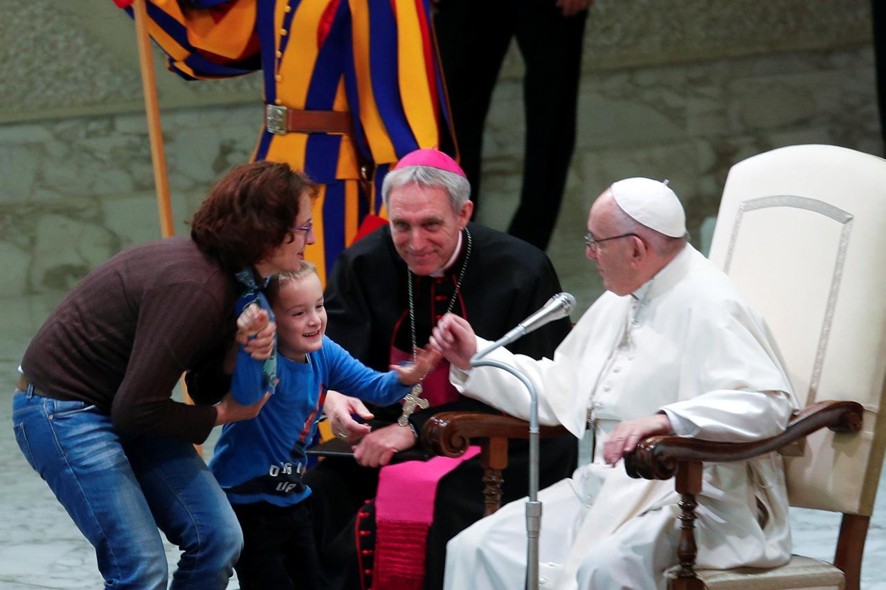 Nijemi dječak trčao po podiju i oduševio Papu
