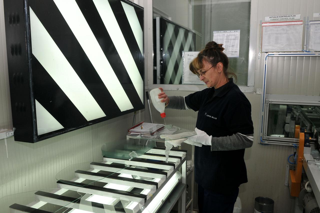 03.12.2013., Lipik - Staklana Lipik Glas, izmedju ostalog, proizvodi vjetrobranska stakla za talijanske automobile. Photo: Dusan Mirkovic/PIXSELL