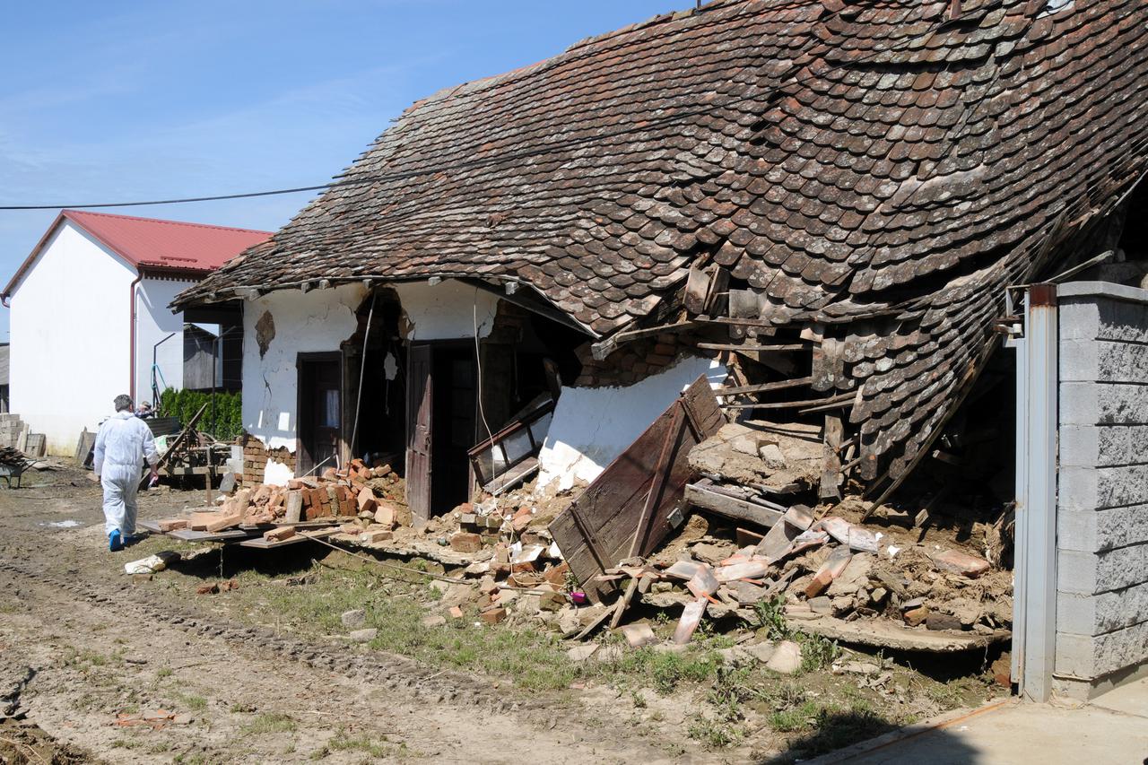Uništena kuća u Račinovcima