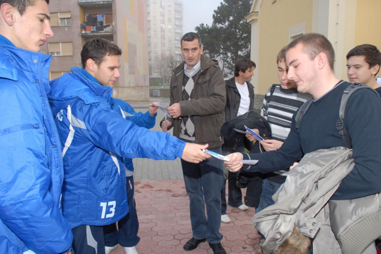 'karlovac nogometasi nk karlovca ucenicima karlovacke gimnazije podijelili ulaznice za nedjeljnu utakmicu u kojoj karlovac igra sa dinamom, podijeljene utakmice za tribinu jug,201109 Photo: Kristina S