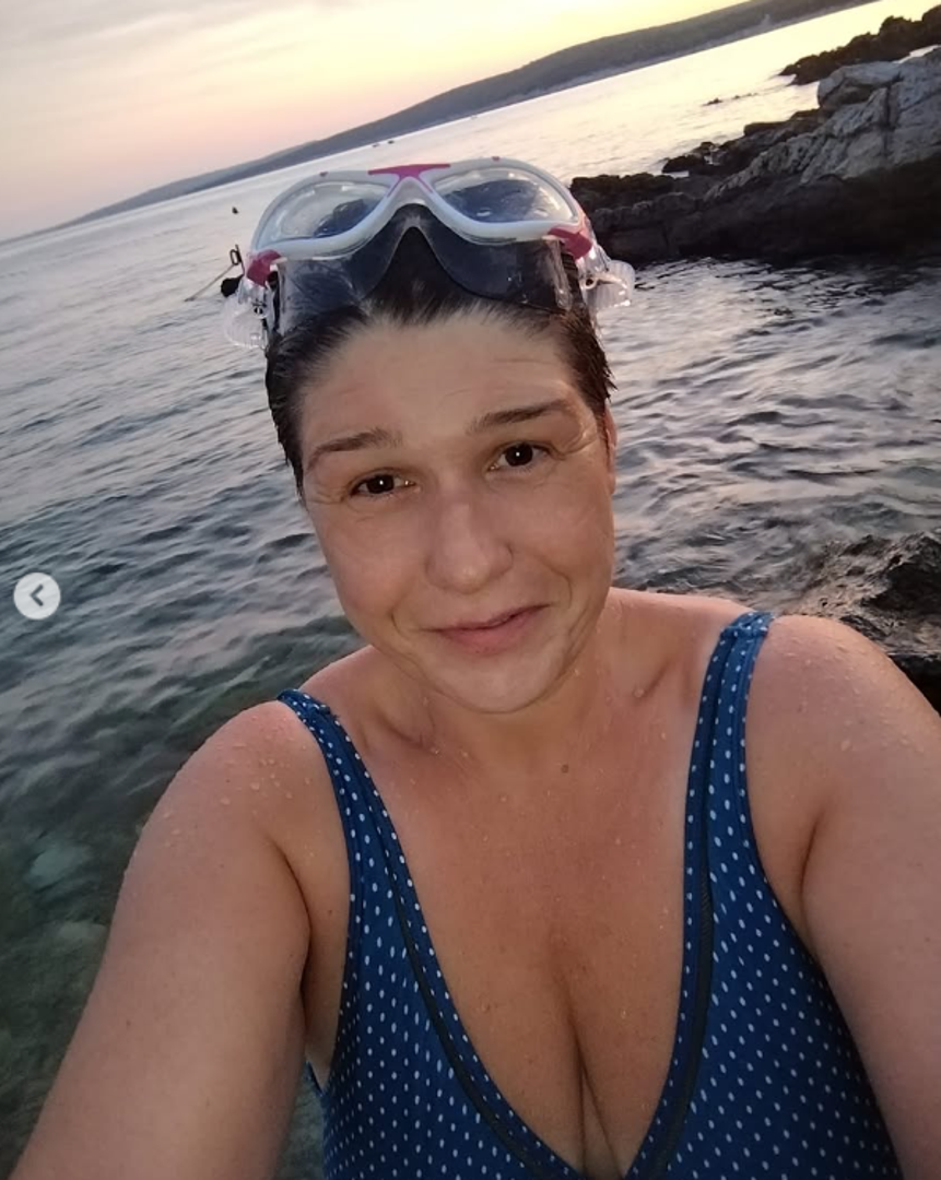Nedavno je Zuzu na svom Instagram profilu podijelila novu, vrlo osobnu fotografiju koja savršeno prenosi njen pozitivan duh.

