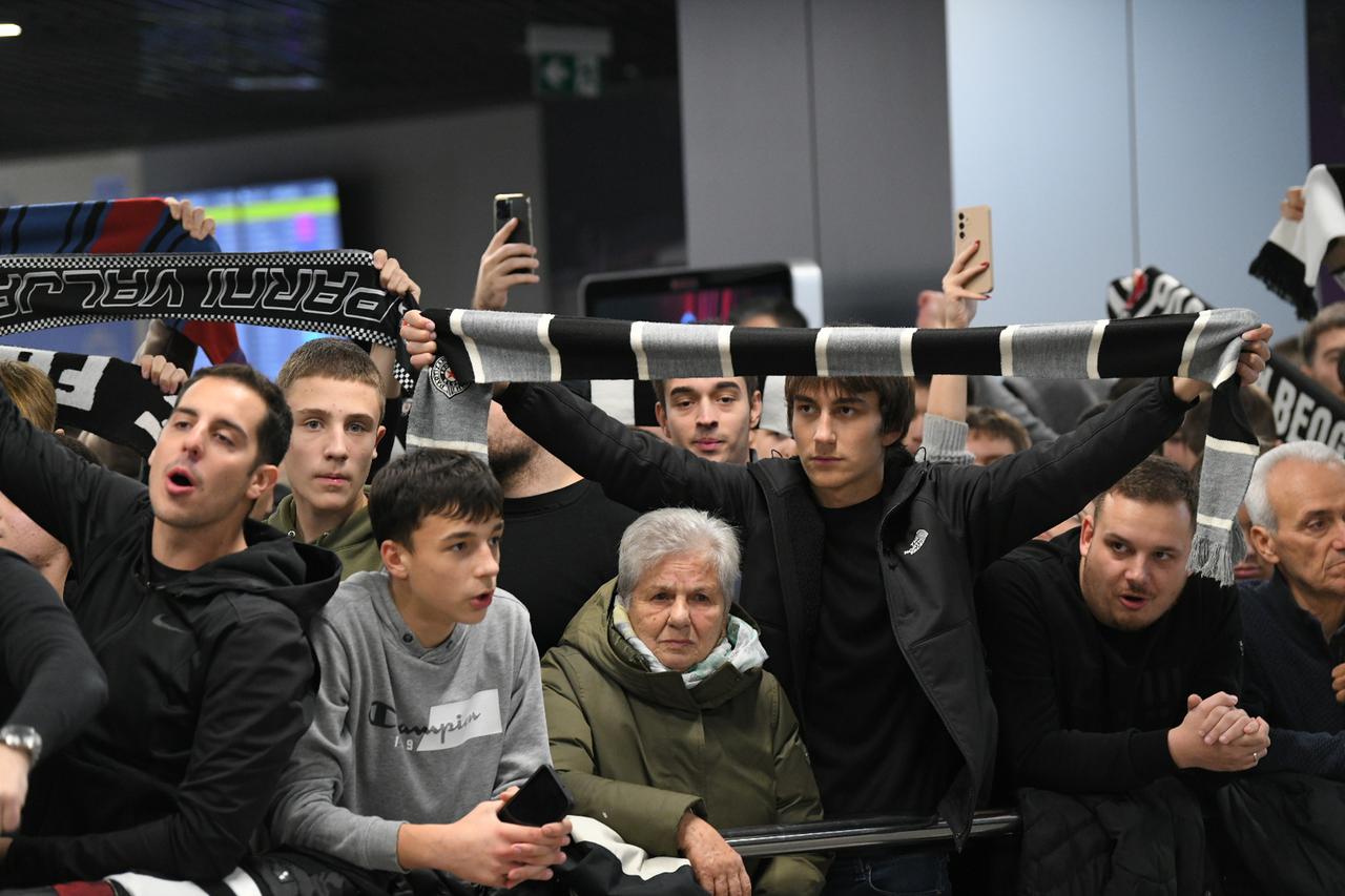 Beograd: Veliki broj Grobara, navijača KK Partizan, na aerodormu "Nikola Tesla" dočekao trenera Željka Obradovića 