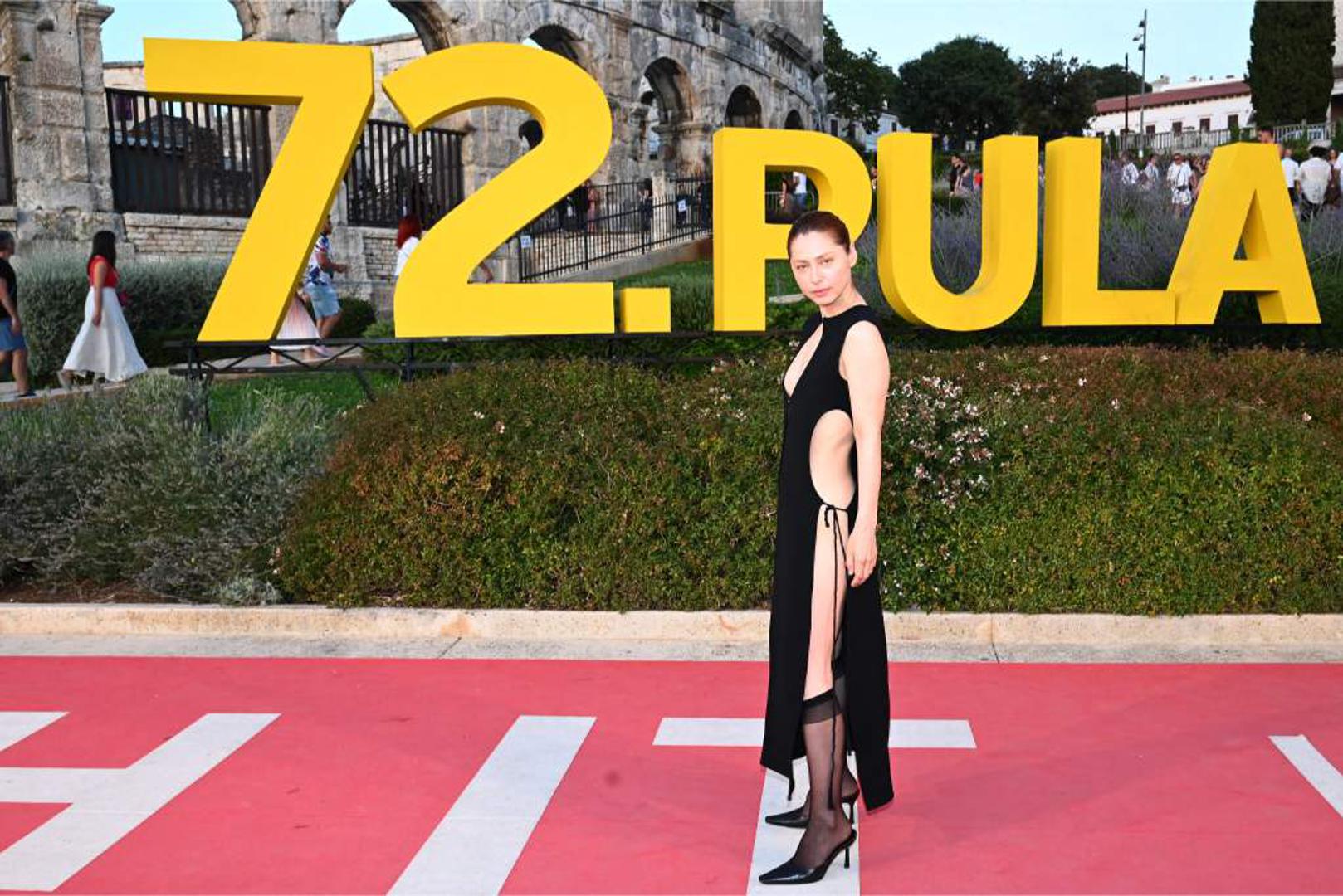 72. Pulu, u modnom smislu obilježila su glamurozna i hrabra izdanja Judite Franković Brdar, te je iz večeri u večer izazivala najviše pažnje. Još jednom, na crvenom je tepihu istaknula je svoj modni senzibilitet kroz odabir koji odskače od konvencionalnih očekivanja, i kreacije koje se odlikuju odvažnošću, elegancijom i originalnošću. Judita je poznata po tome da ne boji eksperimentirati s modom, a njezina samouvjerenost i osobni pečat čine je jednom od najzapaženijih figura na hrvatskoj glumačkoj sceni.