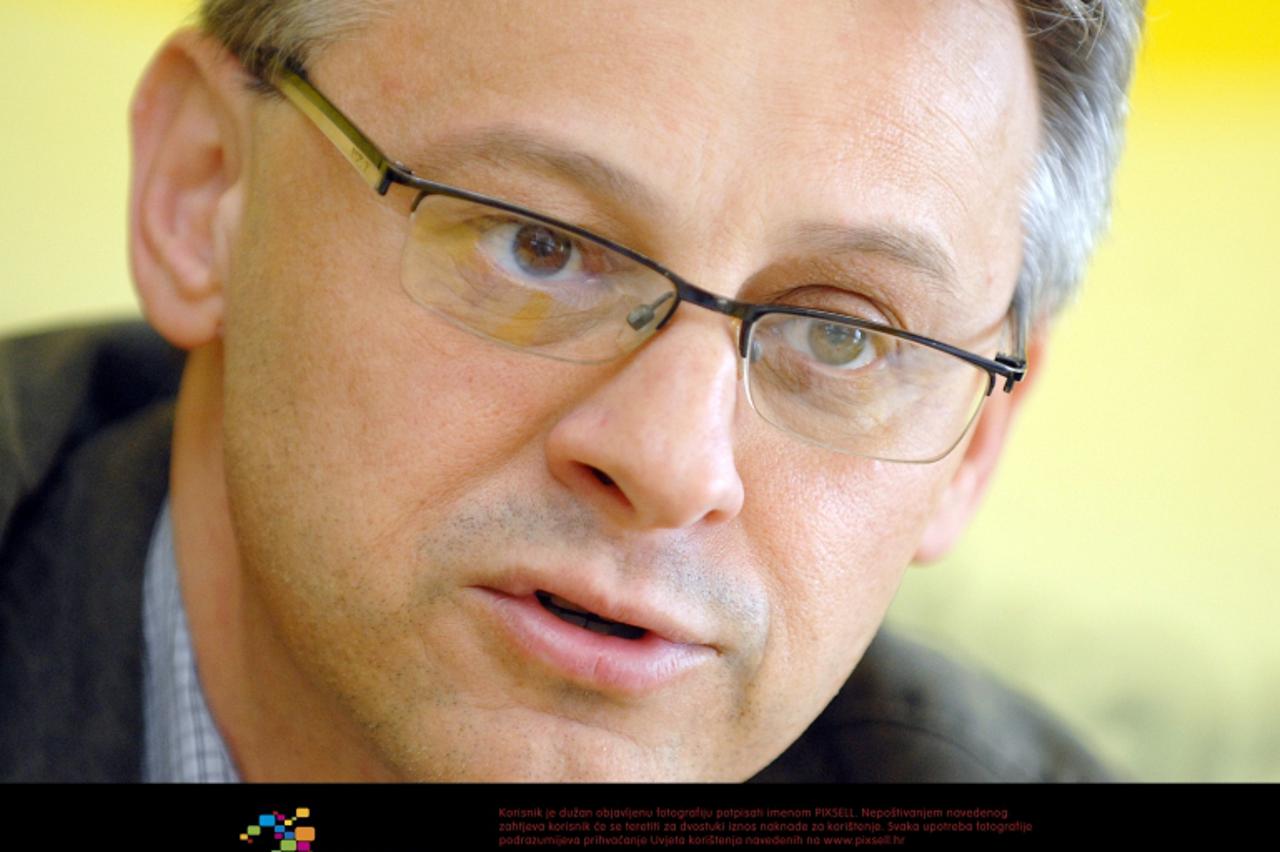 '15.12.2010. Ulica Petra Kresimira, Varazdin -  Predstavljanje novog gradskog vodstva HSLS-a, predsjednik Miljenko Ernoic Photo: Marko Jurinec/PIXSELL'