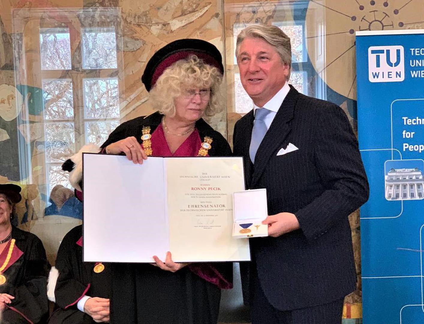 Ronny Pecik i rektorica TUW-a Seidler