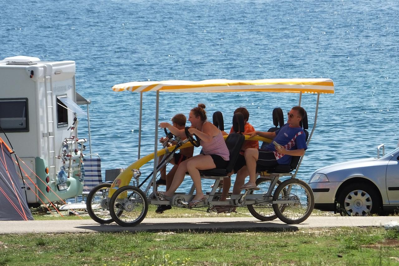 02.08.2014., Medulin - Nakon proslotjednih kisa, turisti i gradjani iskoristili suncanu i toplu subotu za kupanje i suncanje, voznju biciklom i za ostale ljetne aktivnosti. Photo: Dusko Marusic/PIXSELL