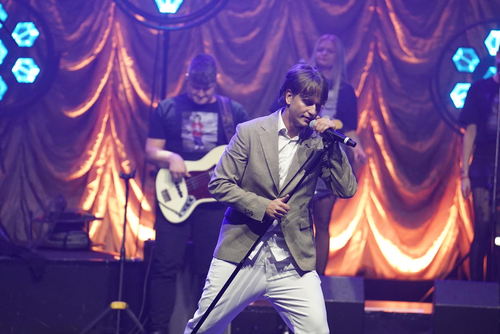 Ovaj 20-godišnji glazbenik iz Vinkovaca prvi je put privukao pažnju javnosti još prije četiri godine, kada je nastupio u showu Supertalent. 