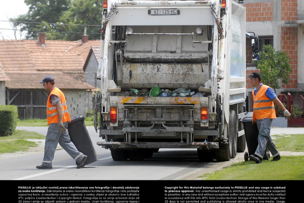 '03.07.2009., Varazdin - Djelatnici Varkoma odvoze smece, ilustracija za temu o mogucem poskupljenju odvoza smeca.  Photo: Marko Jurinec/Vecernji list'