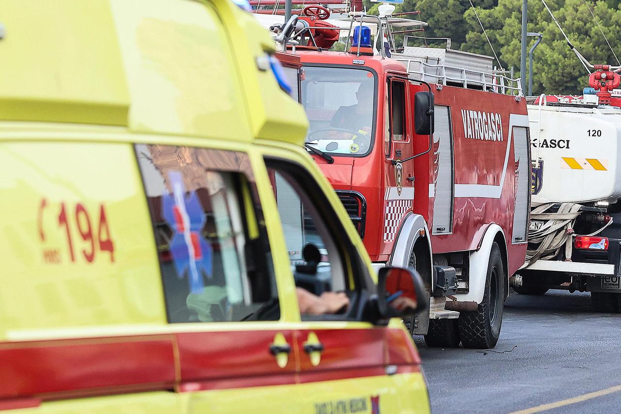 Vatrogasci cijelu noć gasili požar kod Omiša