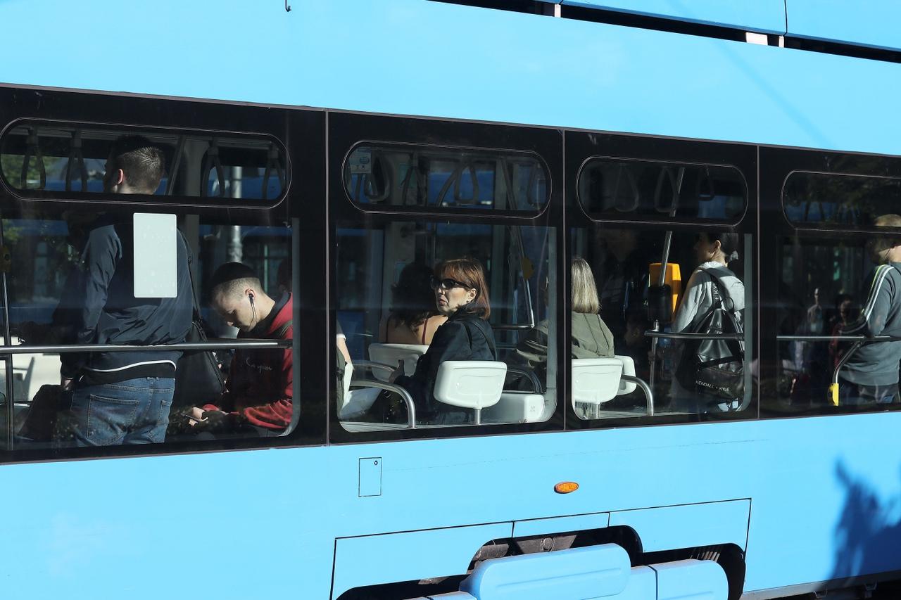 Zagreb: Uz popuštanje mjera zaštite tramvaji su svakim danom sve popunjeniji