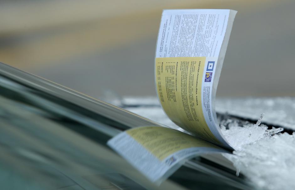 03.02.2014., Zagreb - Na Trgu Stjepana Radica nalazi se druga zona parkiranja. Parkirnu kartu Zagreb parkinga moguce je platiti mobitelom ili na parking automatima. Ne placeni parking se kaznjava kaznom koja se stavlja ispod brisaca. Ilustracije.  Photo: 