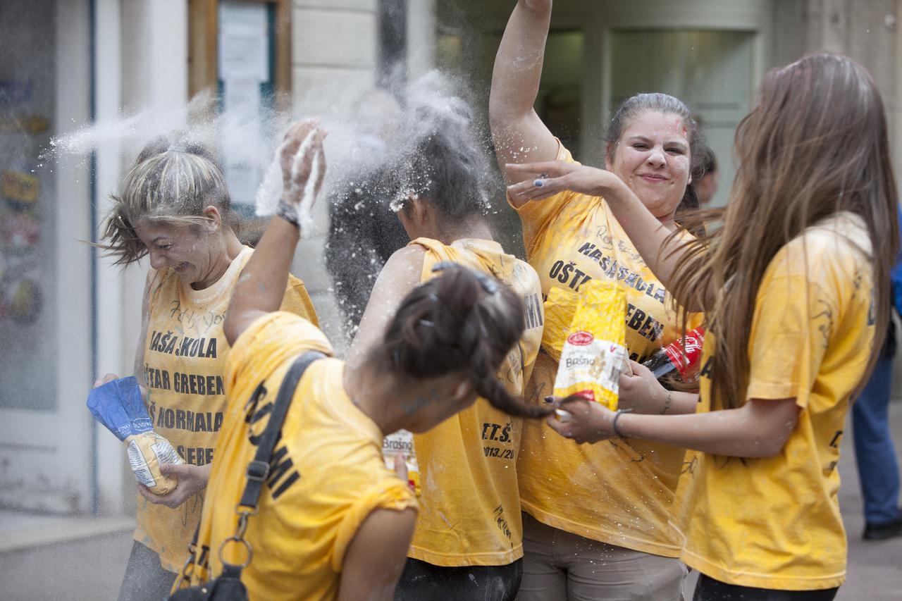 16.05.2014., Rijeka - Maturanti na Korzu proslavljaju kraj skolovanja. Na zajednickoj norijadi prosetali su gradom zasipajuci prolaznike brasnom.  Photo: Nel Pavletic/PIXSELL