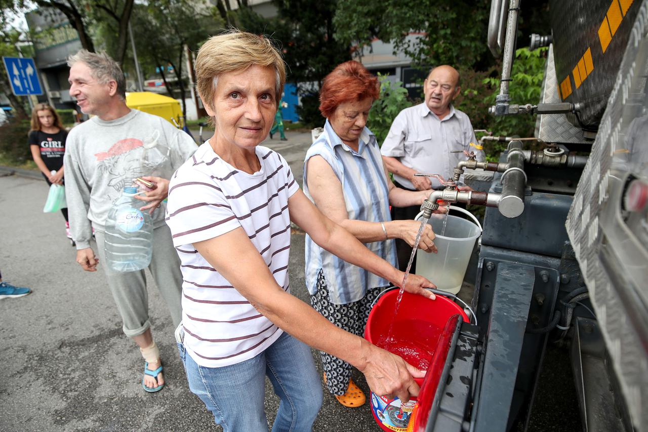Cisterna s vodom za piće opskrbljuje građane Novog Zagreba