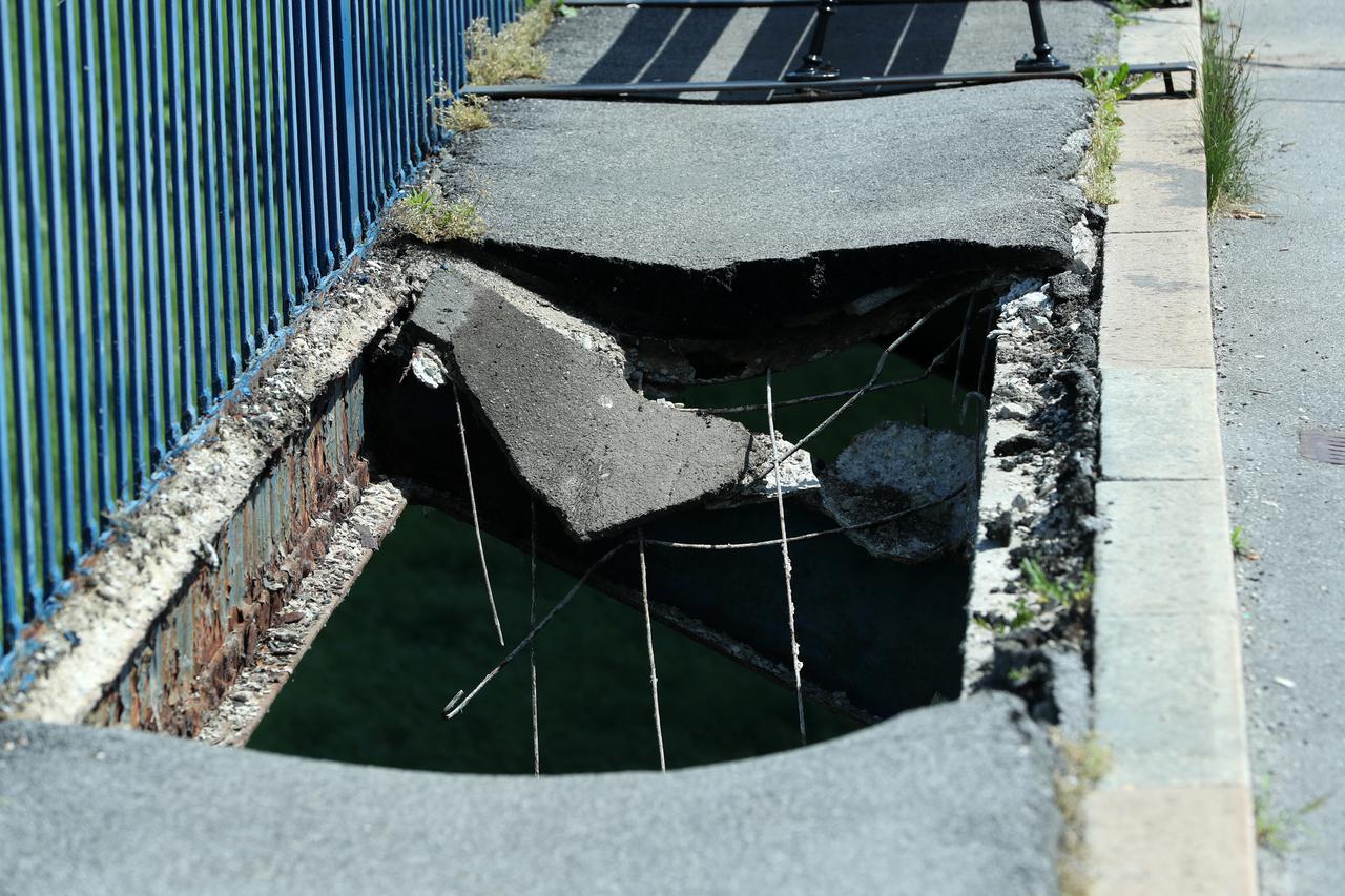 Na Savskom mostu nastala rupa duga nekoliko metara
