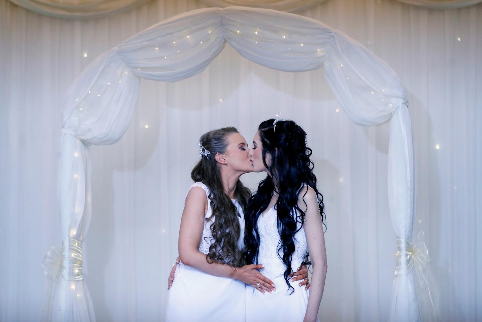 U Sjevernoj Irskoj istospolni su brakovi legalizirani sredinom listopada prošle godine, a Sharni i Robyn zakazale su ceremoniju nekoliko mjeseci prije nego što je došlo do izmjene zakona.