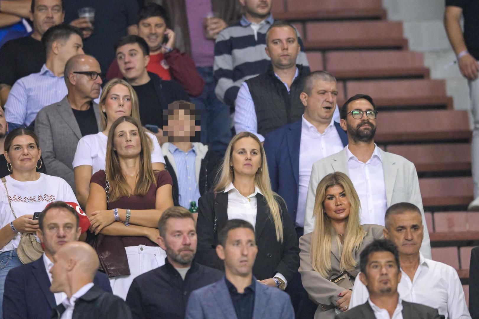 Alani (23) je za ovu sportsku prigodu odabrala vrlo jednostavnu i nenametljivu odjevnu kombinaciju. Na utakmicu je stigla u običnoj bijeloj majici, potpuno fokusirana na nogometna zbivanja.