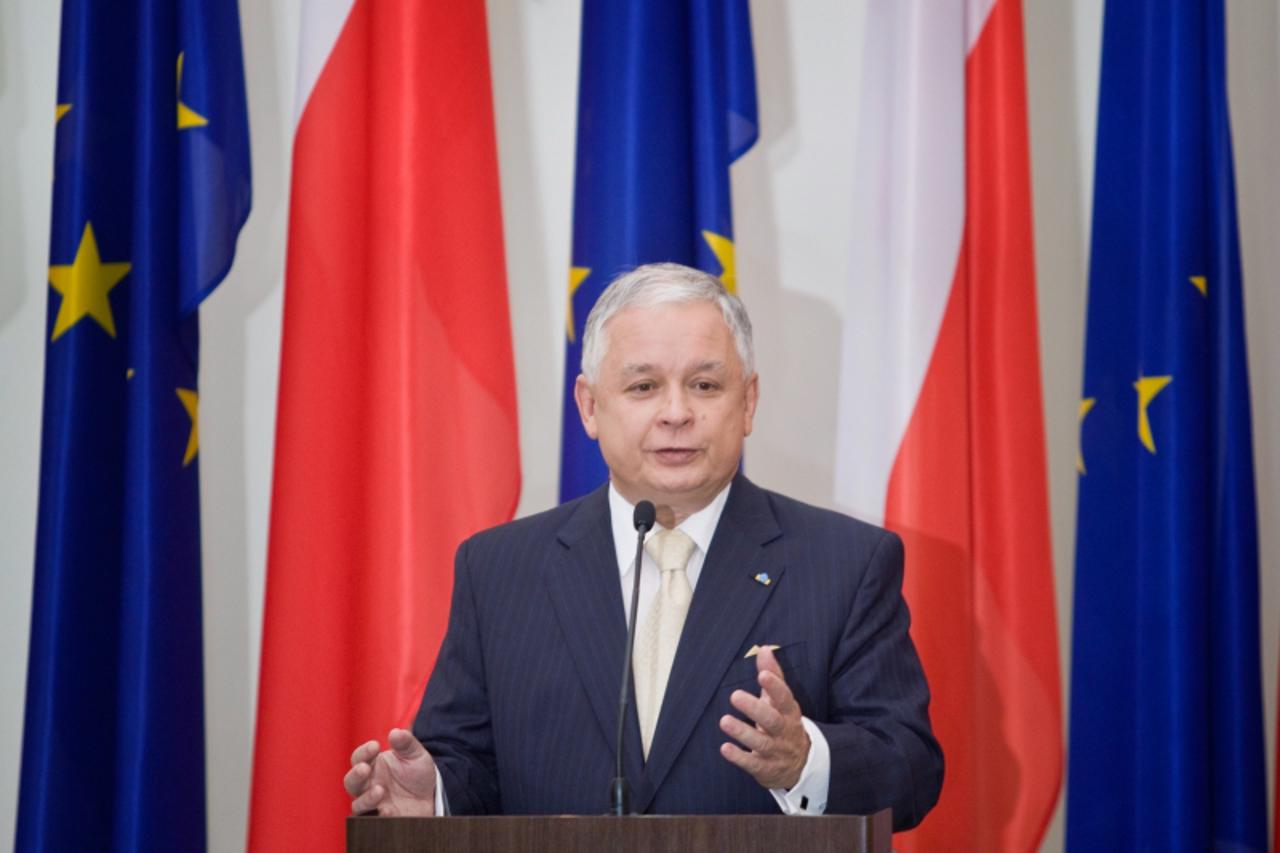 '(FILES) - A file photo taken on October 10, 2009 shows Polish President Lech Kaczynski speaking at the presidential palace in Warsaw. A plane with Polish President Lech Kaczynski on board crashed on 