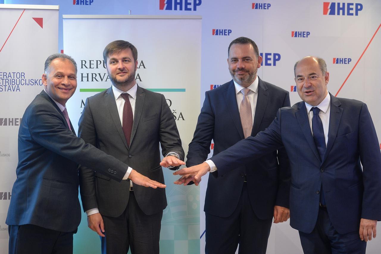 Zagreb: Ministar Ćorić potpisao ugovor u HEP-u s predstavnicima roma
