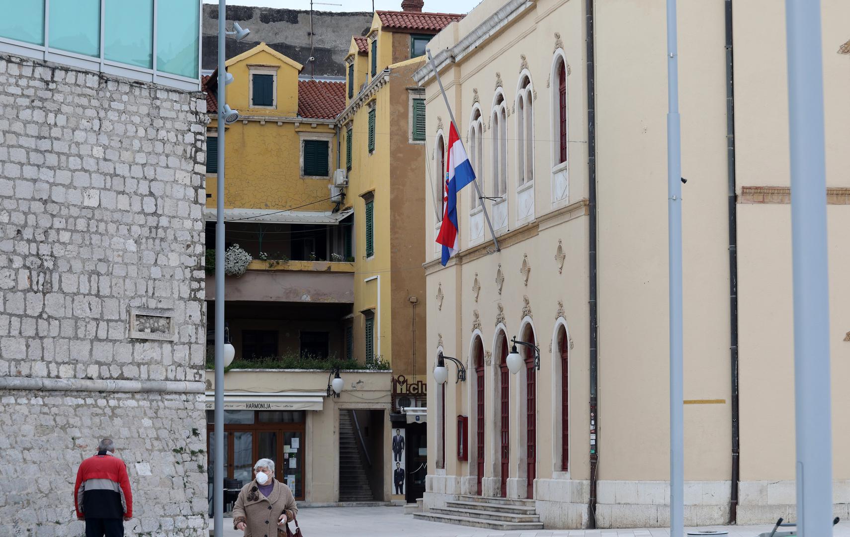 02.02.2021., Sibenik - Povodom cetverostrukog ubojstva i samoubojstva u Sibeniku je proglasen dan zalosti. Zastave su spustene na pola koplja. Photo: Dusko Jaramaz/PIXSELL