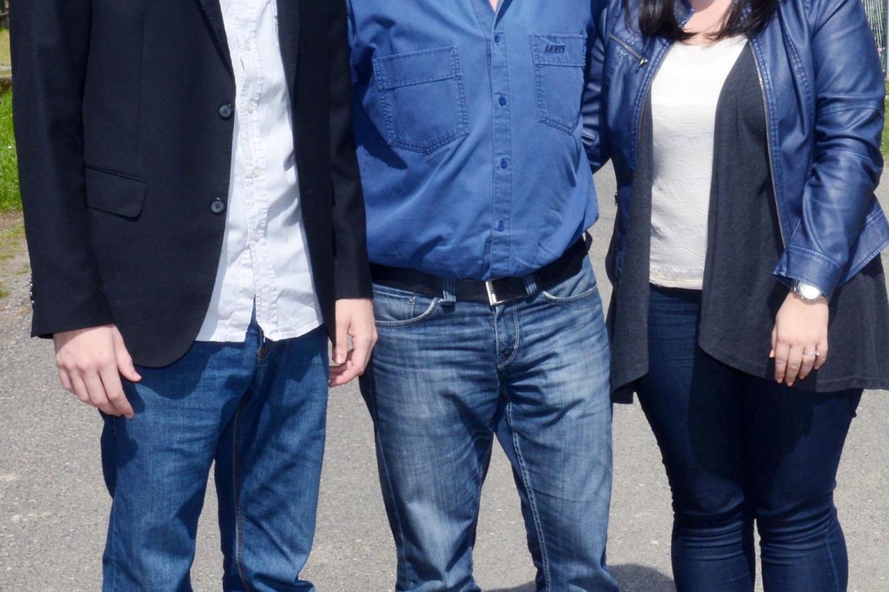 07.05.2015., Crnac - Troje clanova obitelji Duzic ozbiljno se priprema za predstojece izbore za mjesne odbore. Zanimljivo je da je otac Zdravko nositelj liste SDP-a a njegov sin Dario nositelj liste HDZ-HSP dr.AS dok kcerka Tamara podrzava oca i treca je 