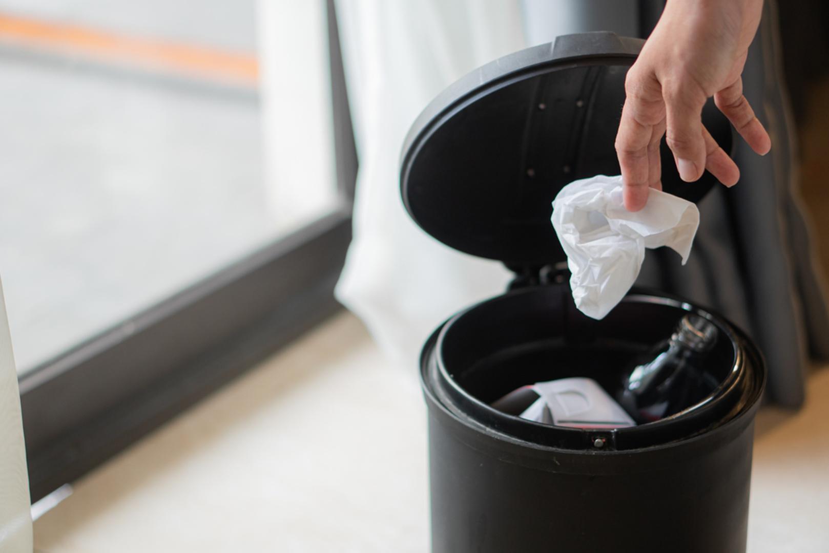 Uklanjanje mirisa iz kante za smeće: Operite kantu uobičajeno, a zatim je prebrišite krpom namočenom u razrijeđeni omekšivač. Miris ostaje ugodniji, a unutrašnjost manje 'ustajala' između pranja. Dodatni trik je da na dno stavite papirnati ubrus ili komadić vate s kap-dvije omekšivača. Bitno je ne kapati previše, da ne nastane sklizak sloj koji otežava čišćenje.