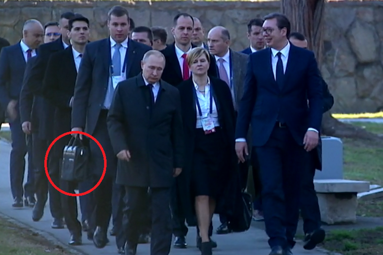 Posebna torba u Putinovoj pratnji