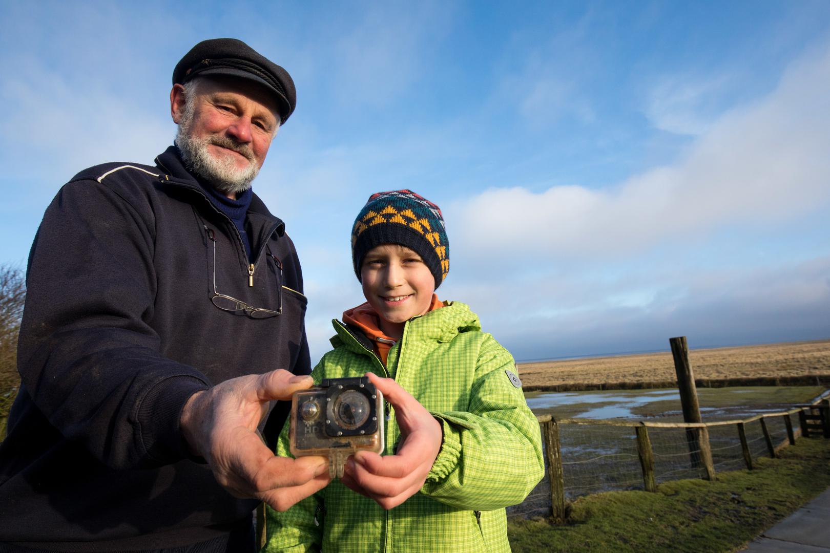 Desetogodišnji dječak William Etherton iz Engleske nakon dva mjeseca pronašao je svoj fotoaparat koji je prije dva mjeseca izgubio u Sjevernom moru. 