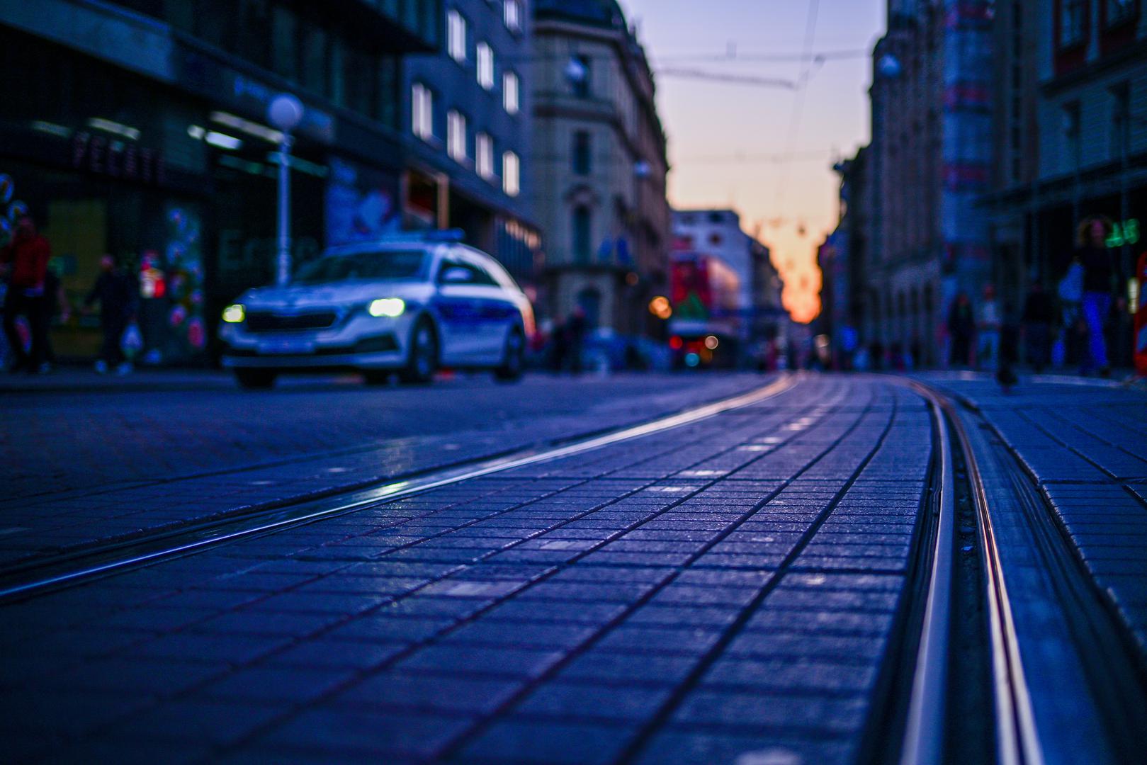 Unatoč gotovo potpunom izostanku tramvaja i autobusa, najgori scenarij na zagrebačkim cestama ipak se nije ostvario. U najopterećenijem dijelu dana zabilježeno je oko 15 posto više automobila nego u isto vrijeme prethodnog ponedjeljka. Dio građana krenuo je ranije na posao, neki su dijelili prijevoz, a drugi odgodili putovanja koja nisu bila nužna. Upravo je takva organizacija, prema riječima gradonačelnika Tomislava Tomaševića, pomogla da Zagreb izbjegne potpuni prometni kolaps.