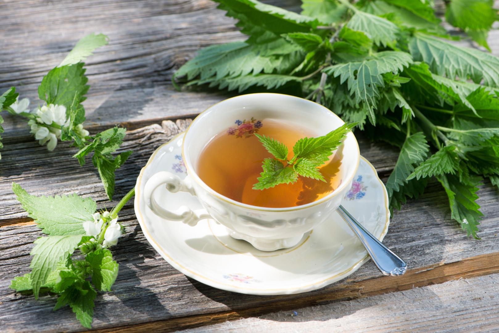 Čaj od koprive: Čaj od koprive često biraju oni koji žele jednostavan, biljni napitak bez puno dodataka. Ima 'čist' okus i odlično sjeda kada želite smanjiti unos kave i zaslađenih napitaka. Pijte ga umjereno i kroz dan, a najbolji je uz laganiju prehranu i više vode.