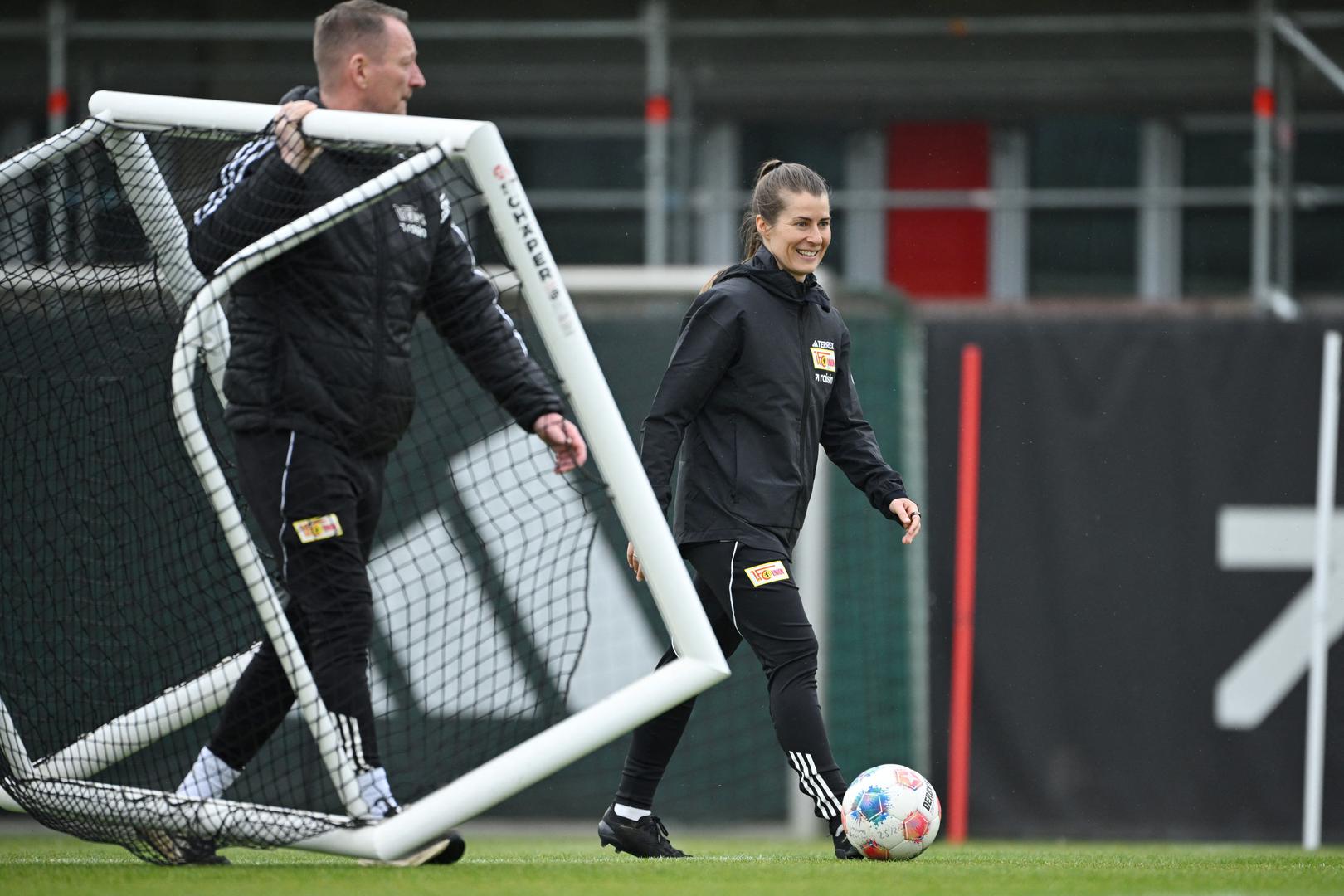 Njemačka nogometna stručnjakinja je 2023. bila pomoćnica glavnog trenera u Unionu i time postala prva žena na toj dužnosti u Ligama petice, a njena dosadašnja pozicija u klubu je uključivala rad s momčadi do 19 godina. Bila je predodređena za preuzimanje ženske ekipe Union Berlina tijekom ljeta, ali bi taj plan mogao biti promijenjen bude li uspješna u sljedećih pet utakmica s prvom momčadi.

Sportski direktor Horst Heldt rekao je da promjena na čelu može dati energiju te da je Eta prije tri godine pokazala da ima sve što je potrebno za uspjeh.