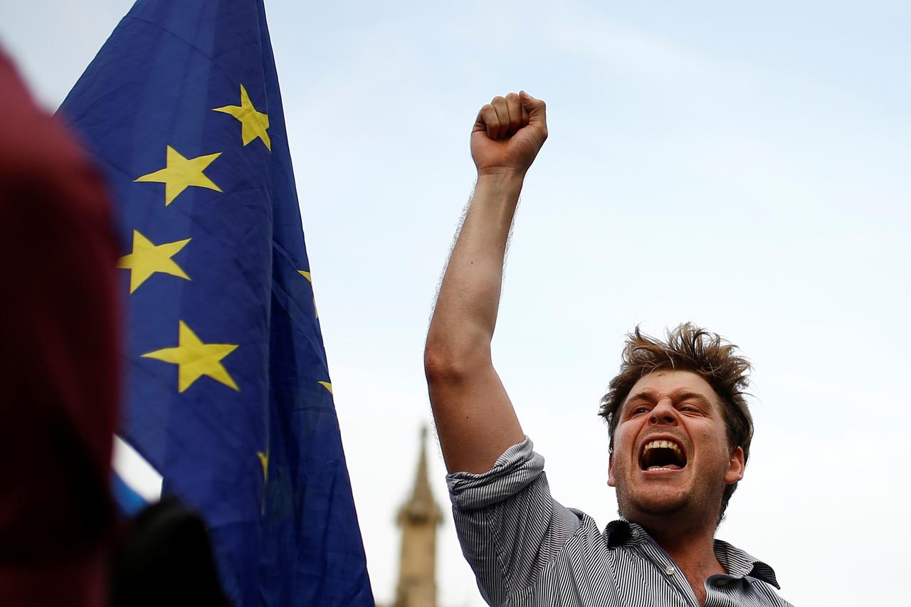 Do zaključenja ovog izdanja više od 1,4 milijun građana potpisalo je peticiju kojom se traži da se rad parlamenta ne suspendira