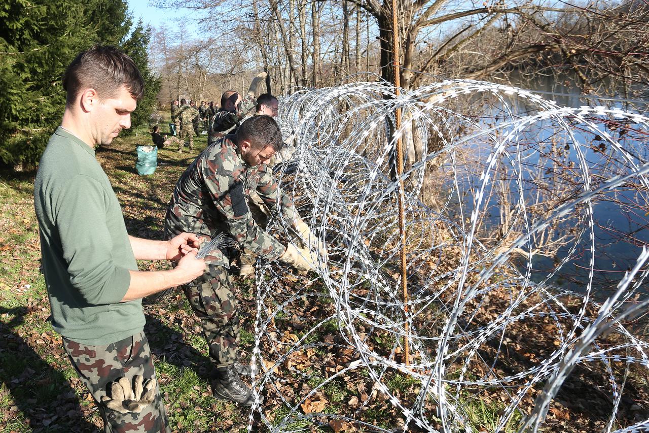 18.11.2015., Vinica, Slovenija - Slovenska vojska pocela je postavljati bodljikavu zicu uz rijeku Kupu u Beloj Krajini.  Photo: Kristina Stedul Fabac/PIXSELL