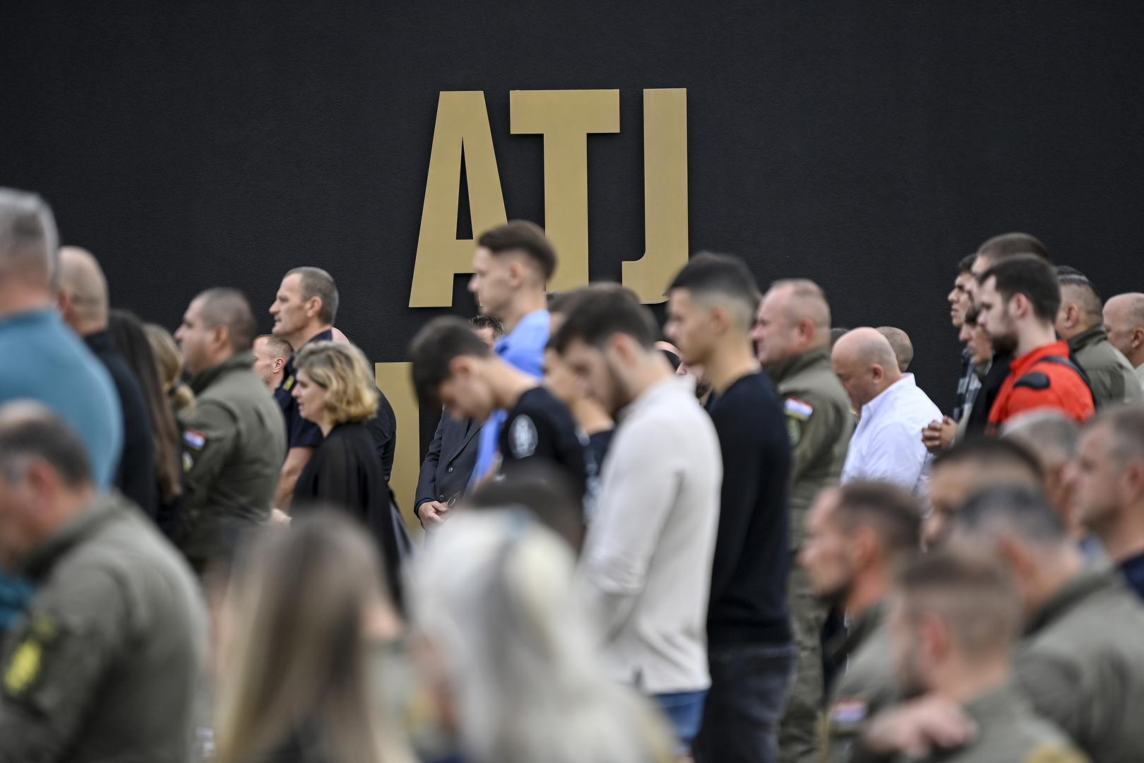 Hrvatska specijalna policija okuplja elitu Ministarstva unutarnjih poslova, osposobljenu za najkompleksnije zadatke. Njihova svakodnevica je borba protiv terorizma, organiziranog kriminala i intervencije u situacijama visokog rizika poput opasnih uhićenja ili talačkih kriza. 