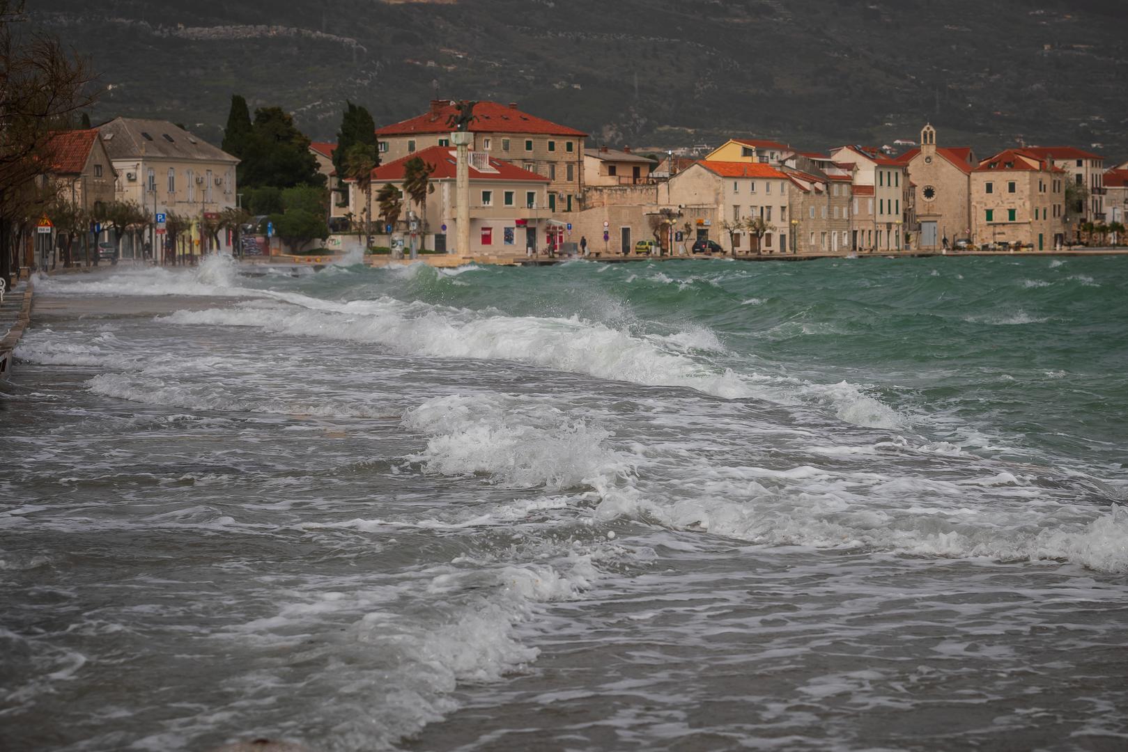 01.04.2024., Kastel Novi -  Olujno Jugo podize valove i  stvara probleme na Jadranu. Photo: Zvonimir Barisin/PIXSELL