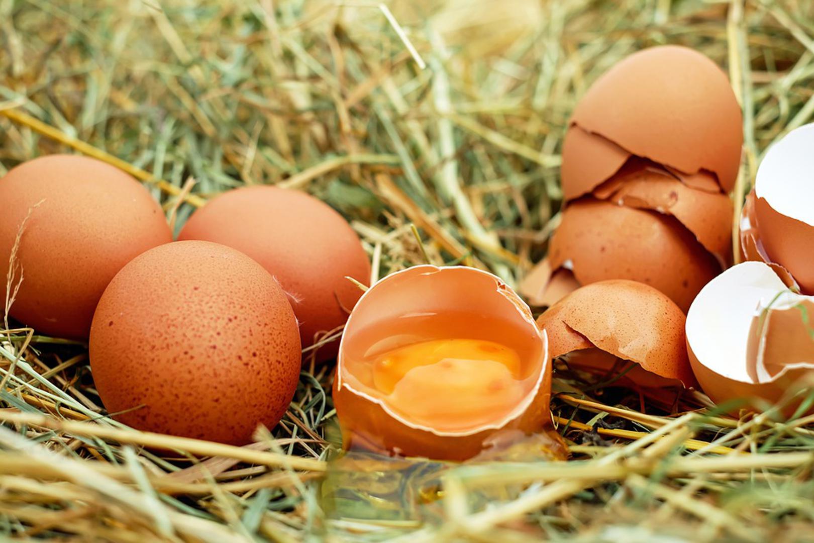 4. Nemojte dodavati jaja u kipuću vodu - koristite mlaku kako bi imali više kontrole nad ravnomjernim kuhanjem

