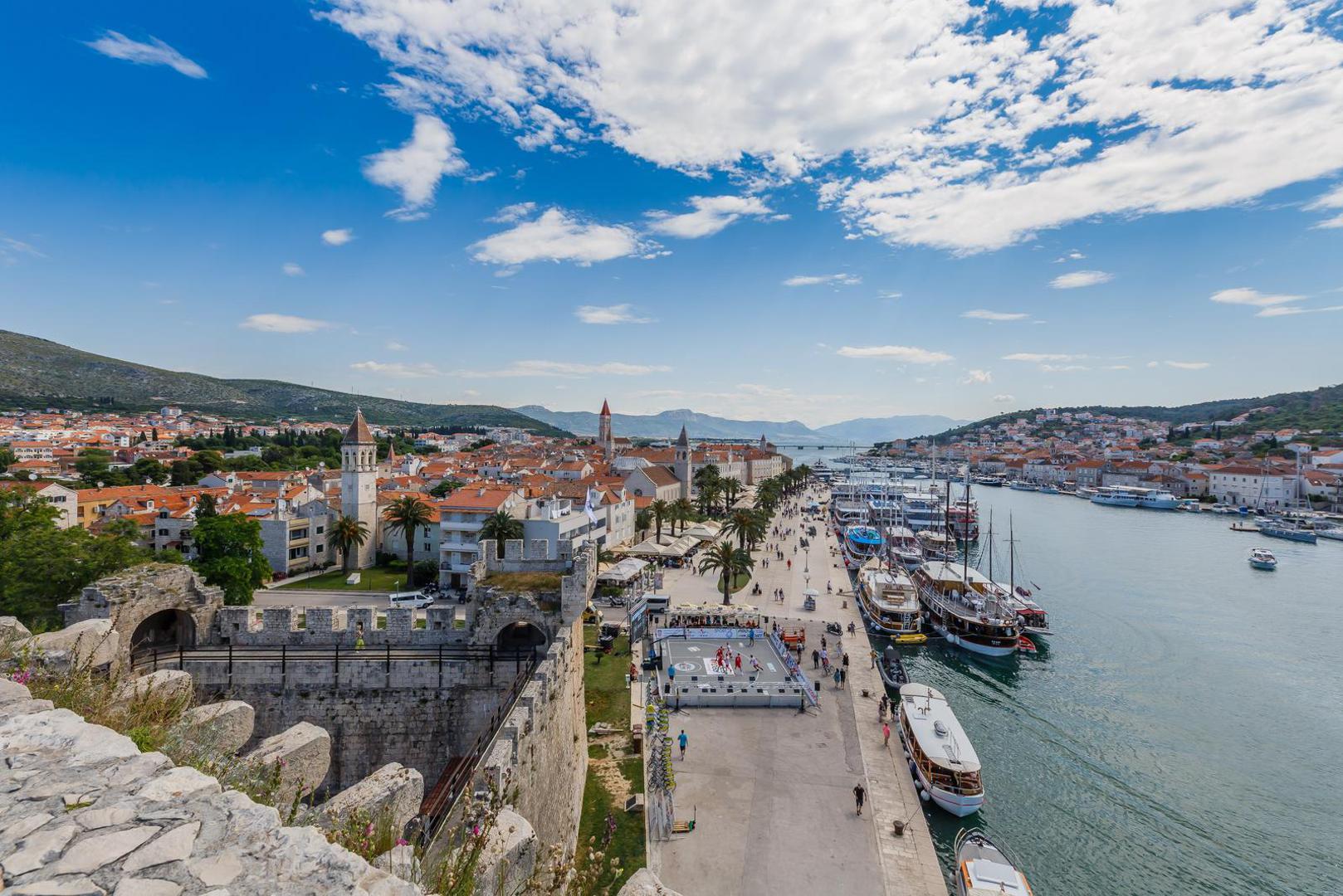 Trogir: Za Trogir se kaže da na vrlo malom prostoru sažima iznimno bogatu povijest. Opisuje se kao kompaktni, skladni i izuzetno pogodnim za kretanje pješice. Povijesna jezgra nalazi se blizu zračne luke Split, a Split i njegova bolnica dostupni su cestom u razumnom vremenu. Trogir je idealan za umirovljenike koji žele kamene stare ulice, obalni ambijent i svakodnevnu prohodnost bez odricanja od infrastrukture većeg grada, navodi WorldAtlas.