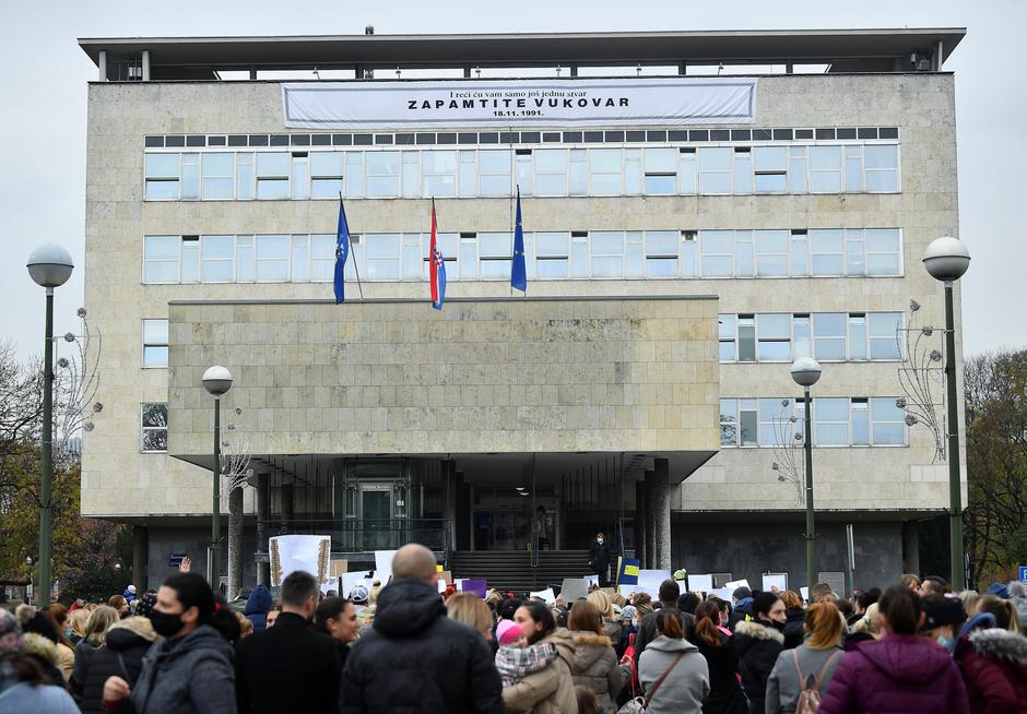 Zagreb: Prosvjed ispred Gradskog poglavarstva zbog ukidanja mjere roditelj odgojitelj