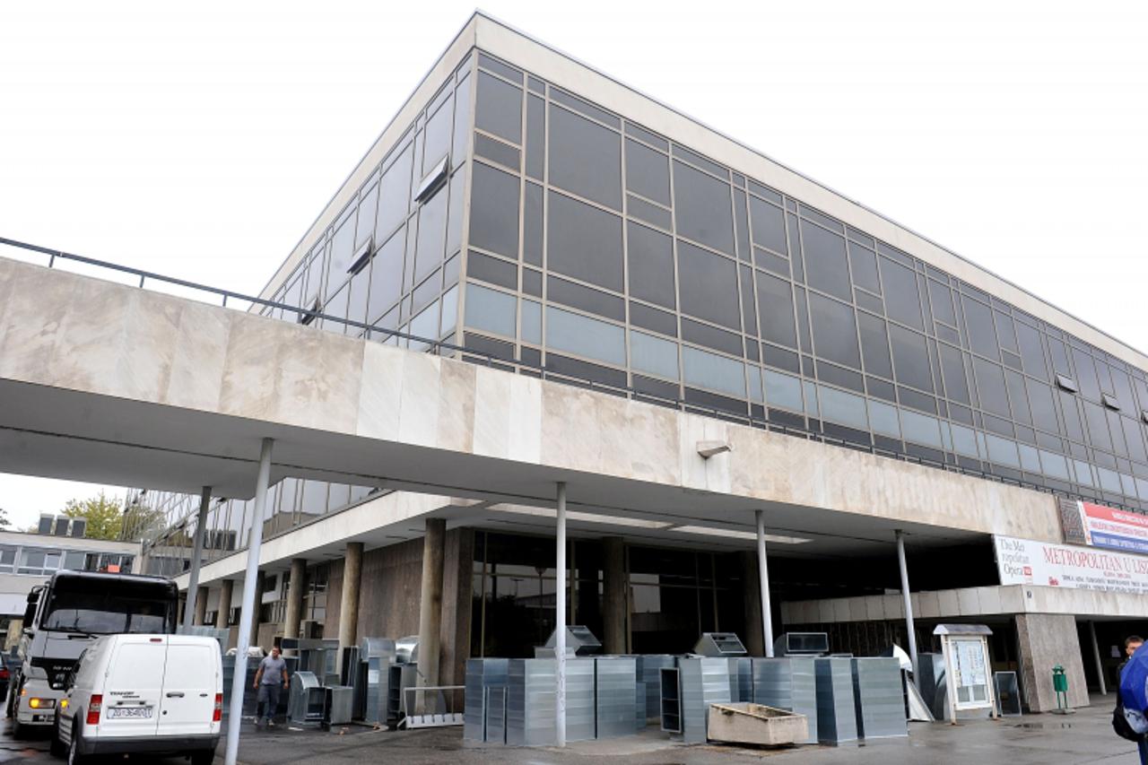 'gradska...Zagreb...02.10.2009.    Koncertna dvorana Vatroslav Lisinski, u dvorani koja se obnavlja jucer je izbio pozar. Zbog gustog dima ocevid se nije mogao odmah obaviti. Izgorila su sjedala u prv