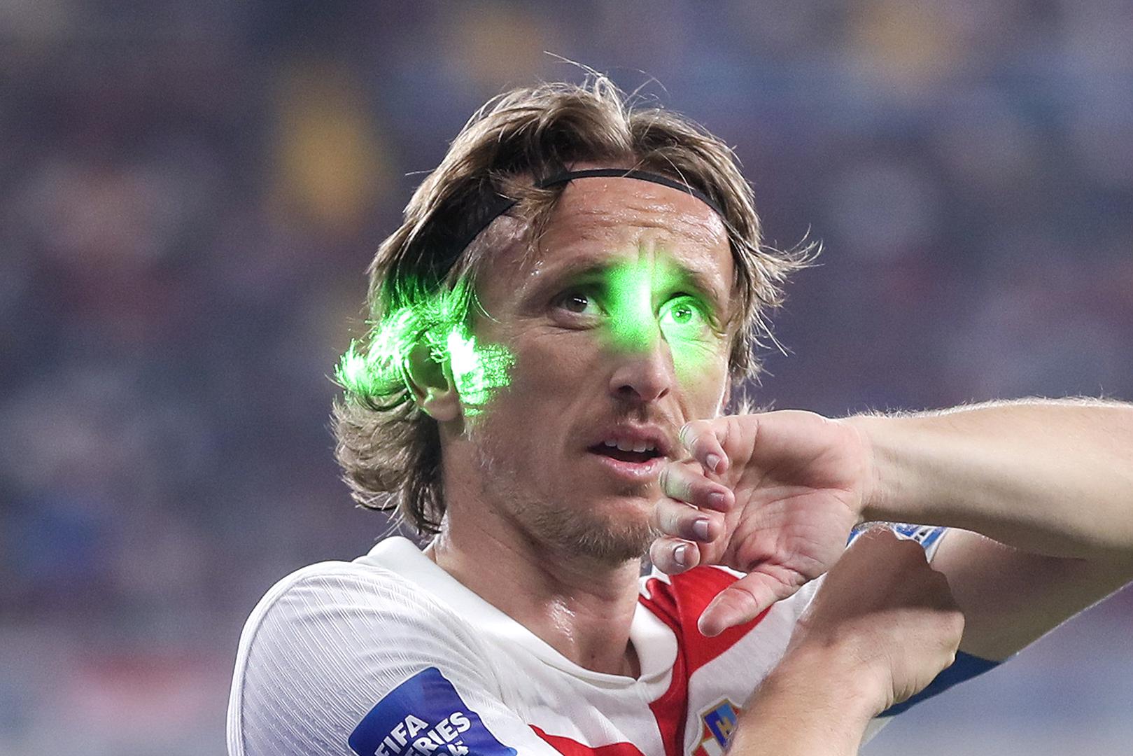 Modrić se nekoliko puta na ovo žalio sucu utakmice, no on nije učinio ništa da bi spriječio navijače.