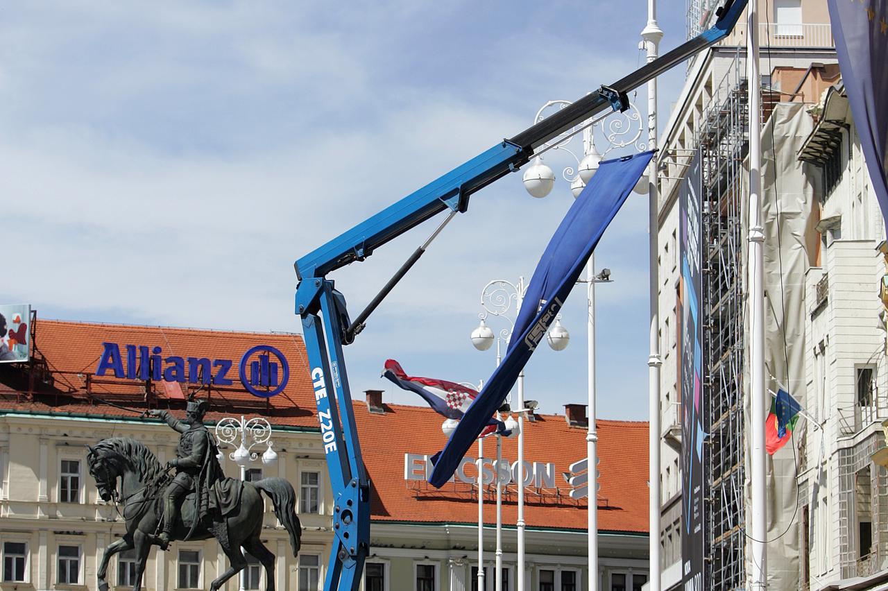 26.04.2012., Zagreb - Na Trgu bana Josipa Jelacica, radnici elektre popravljaju i ciste javnu rasvjetu. Photo: Borna Filic/PIXSELL