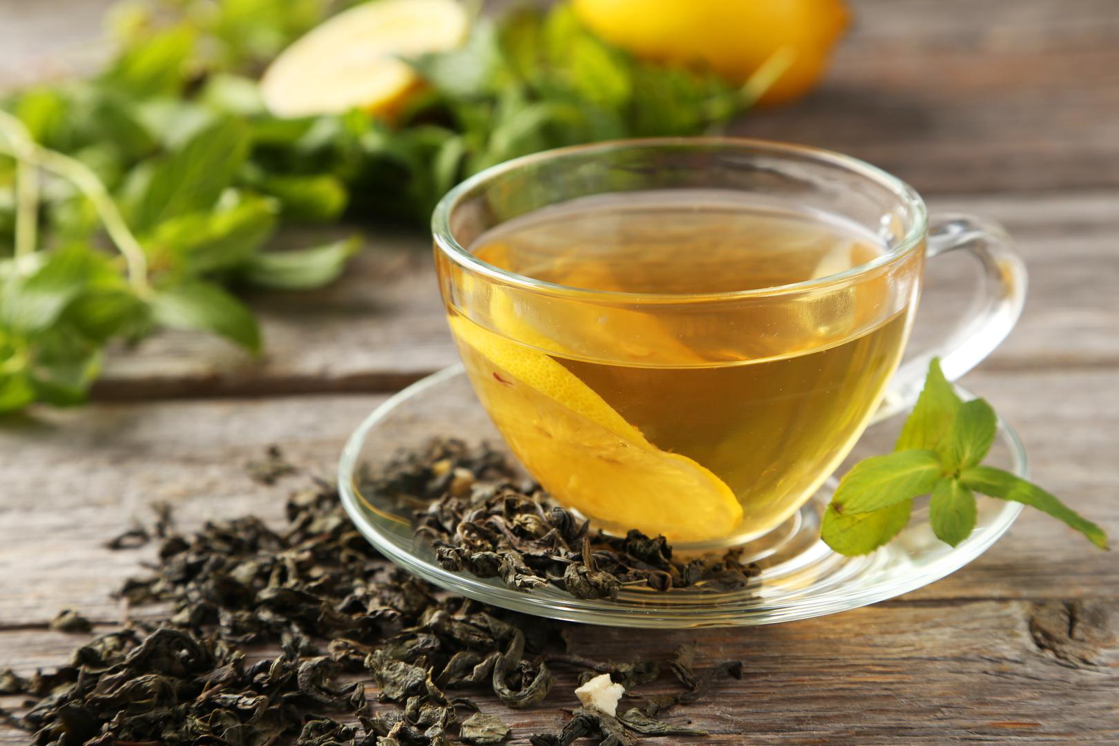 5. Uključivanje zelenog čaja u vašu prehranu također može sniziti LDL kolesterol i ukupni kolesterol. Bez obzira je li vruć ili leden, uključivanje zelenog čaja u vašu prehranu jedna je nevjerojatno jednostavna, a korisna stvar ako imate obiteljsku povijest visokog kolesterola.