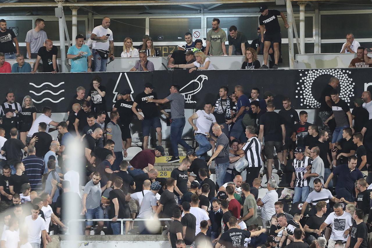 Partizan pobijedio Dunajsku Stredu, sukobili se navijači na istočnoj tribini